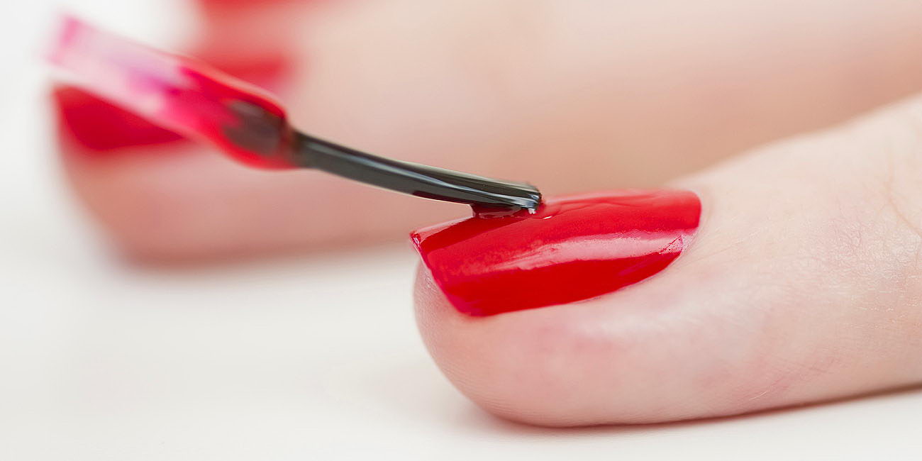 Pose de vernis à ongles par Aricia